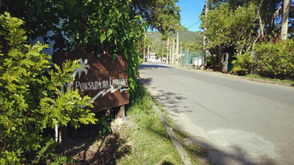 弗洛里亚诺波利斯Pousada da Lagoinha的路旁的标志