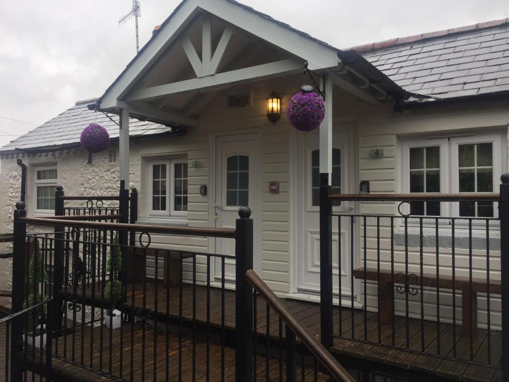 沃辛Findon Rest Ltd的前面有紫色装饰的房子