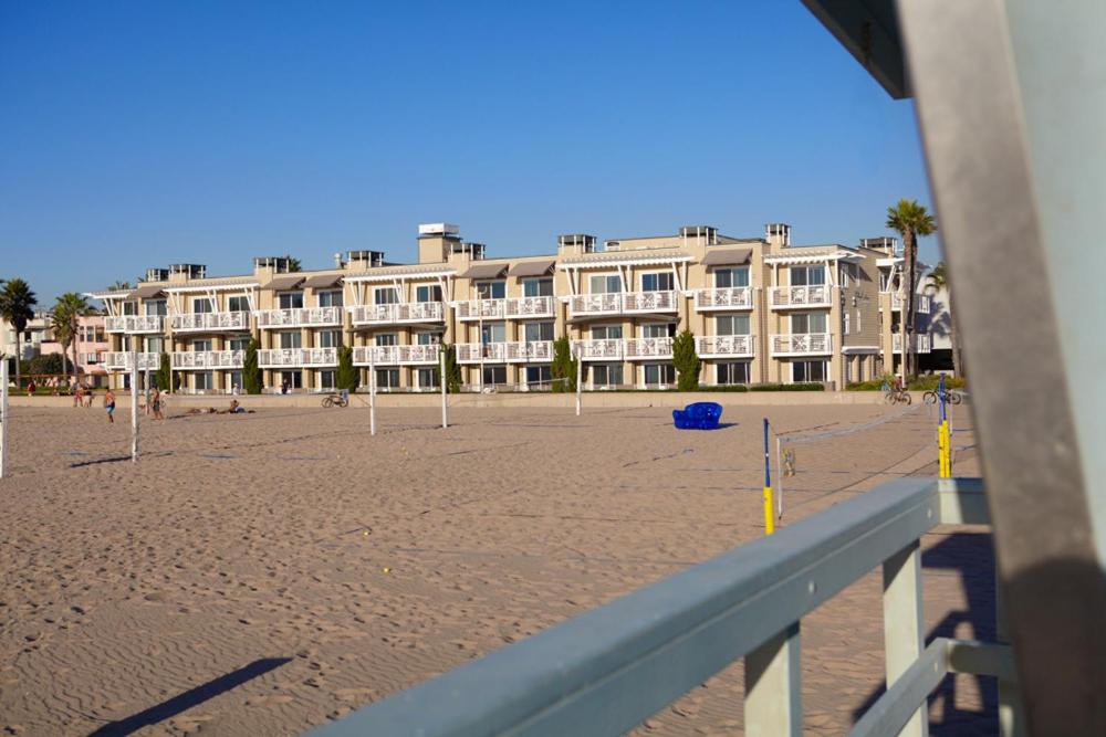 贺茂沙海滩Beach House Hotel at Hermosa Beach的享有海滩美景,设有一座大型建筑