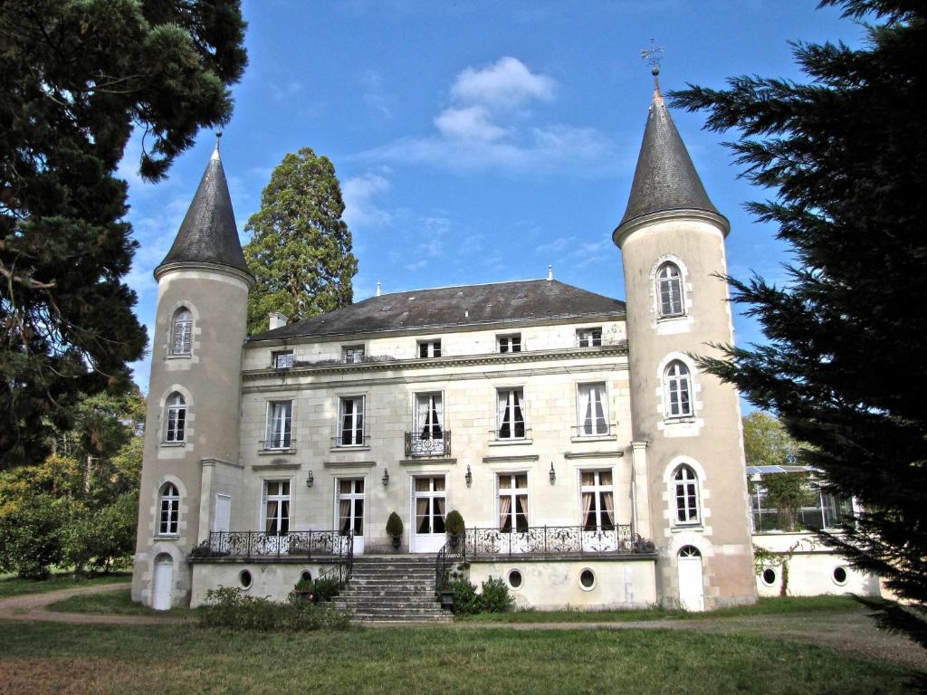 Tournon-Saint-Pierre莱斯莱瓦莱酒庄酒店的一座古老的城堡,在草地上有两个塔楼