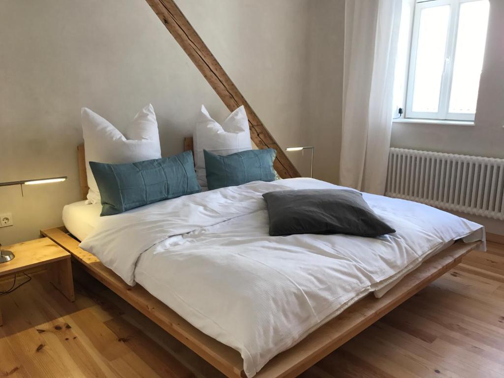 圣英贝特pirrung lebensräume的一张配有蓝色和白色枕头的大床
