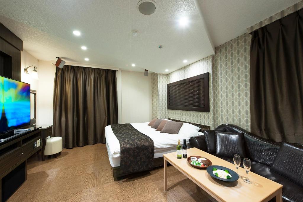 Ginan岐阜矿山情趣酒店（仅限成人）的酒店客房,配有床和电视