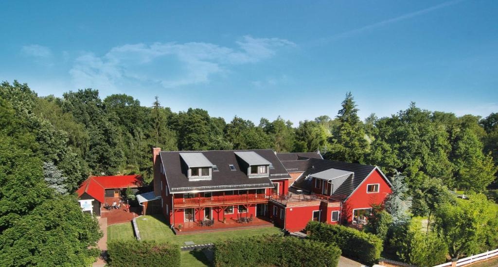 布尔格WassermannApartments的森林中一座大型红房子的空中景观