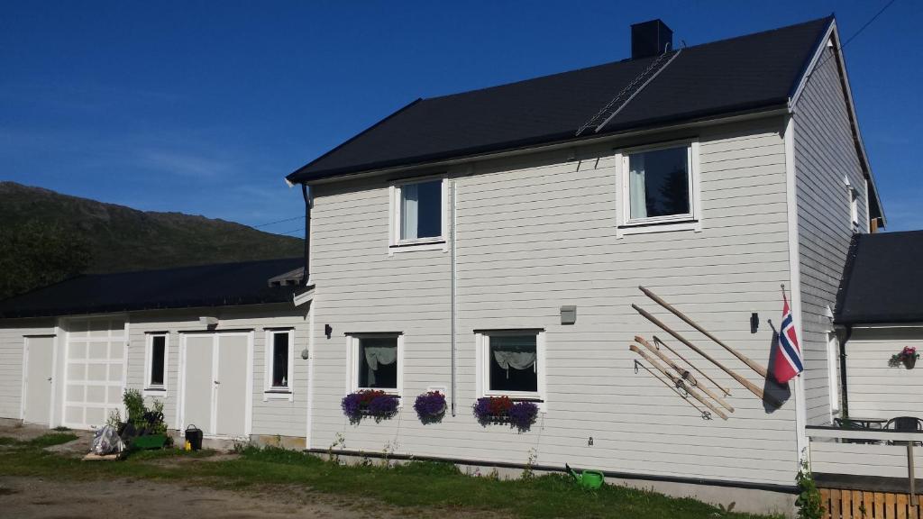 BakkebyUtsikten Feriehus i Bakkeby的黑色屋顶的白色房子