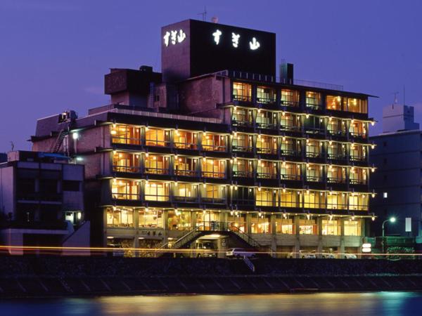 岐阜杉山旅馆的一座城市里灯火通明的大建筑