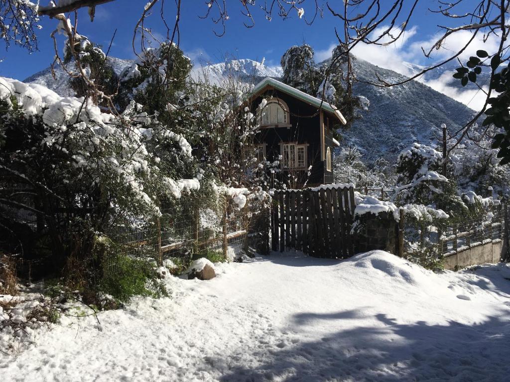 Cajon del MaipoLoft del Rio的雪中带围栏的小小屋