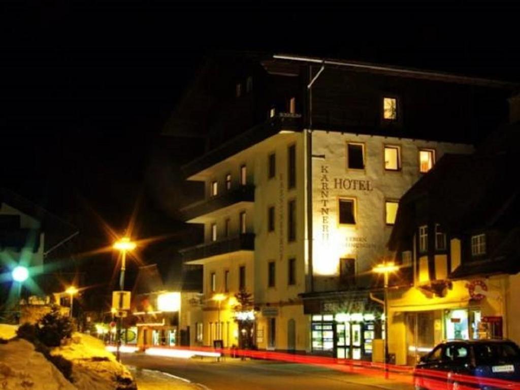 马尔尼茨卡尔特纳尔霍夫酒店的夜间酒店,门前有停车场