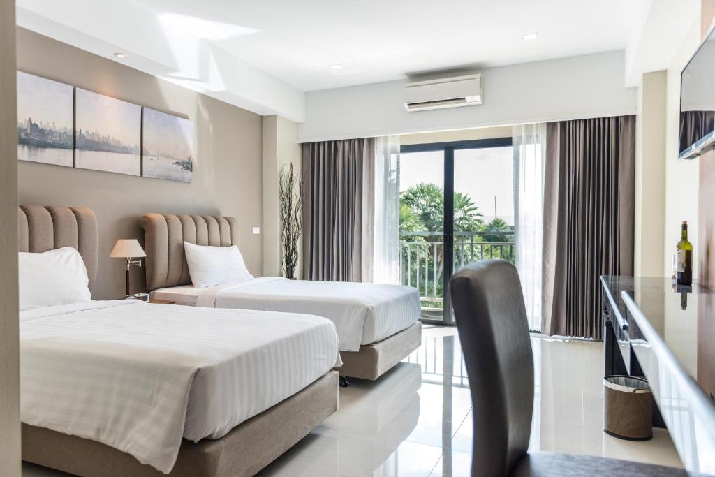 莱卡邦金家素万那普机场酒店的酒店客房设有两张床和一个阳台。