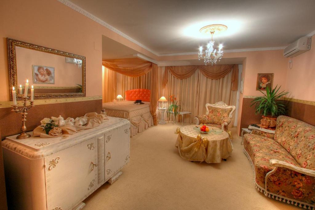 旧扎戈拉马尼尔家庭酒店的客厅配有沙发和桌子