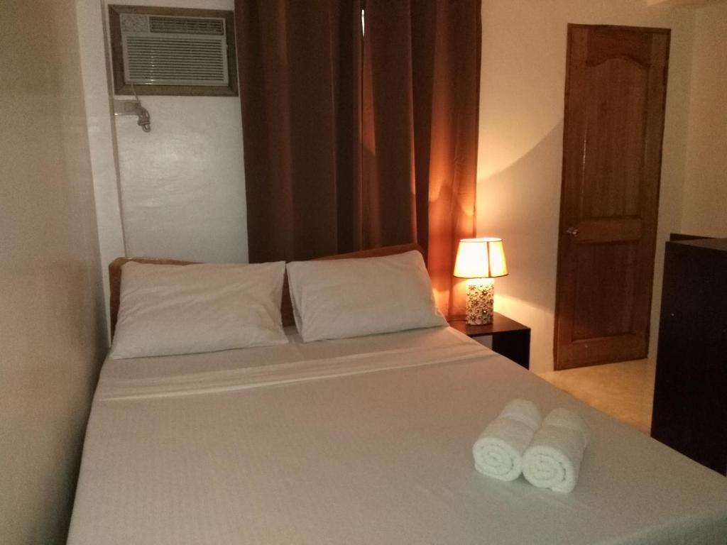 安达泽尼斯雷斯托酒吧旅馆的一间卧室配有一张床,上面有两条毛巾
