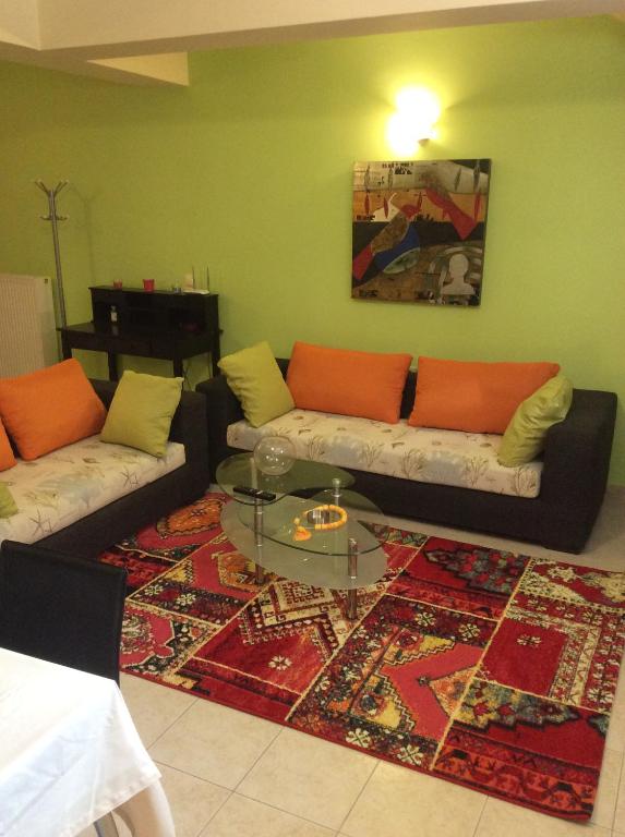 扎金索斯镇Modern Basement Apartment Gio Ii的客厅配有两张沙发和地毯。