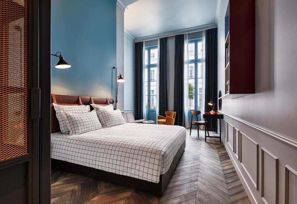 巴黎霍夫顿，巴黎酒店的一间卧室设有一张床和一个大窗户
