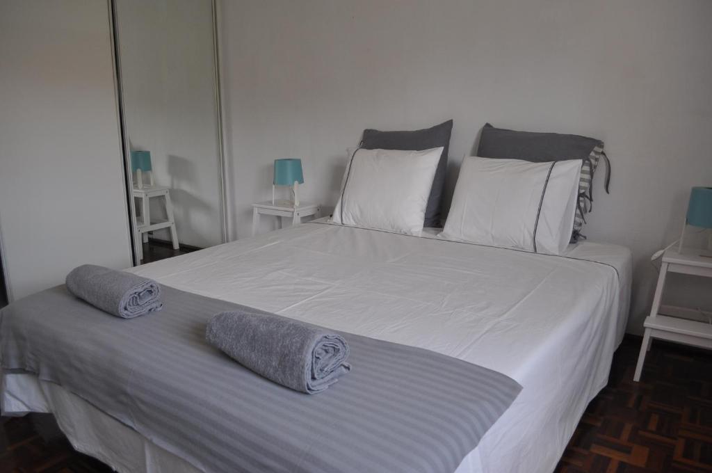 里斯本F! Lisbon Guest House的一间卧室配有一张大床和两个枕头