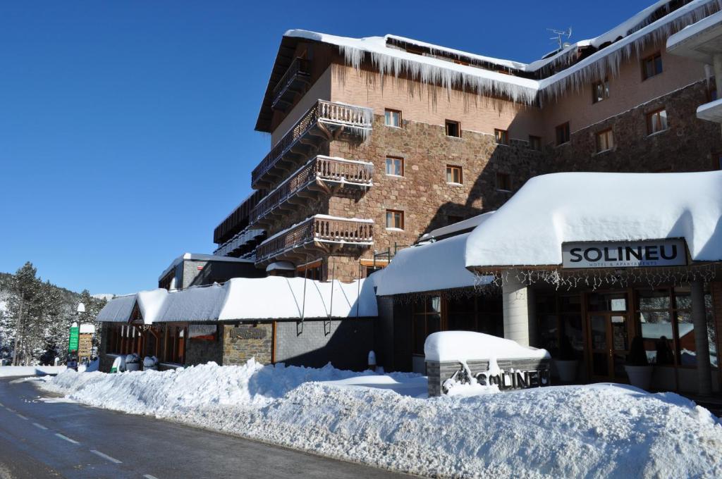 拉莫利纳索林内酒店的大楼前有雪覆盖的街道