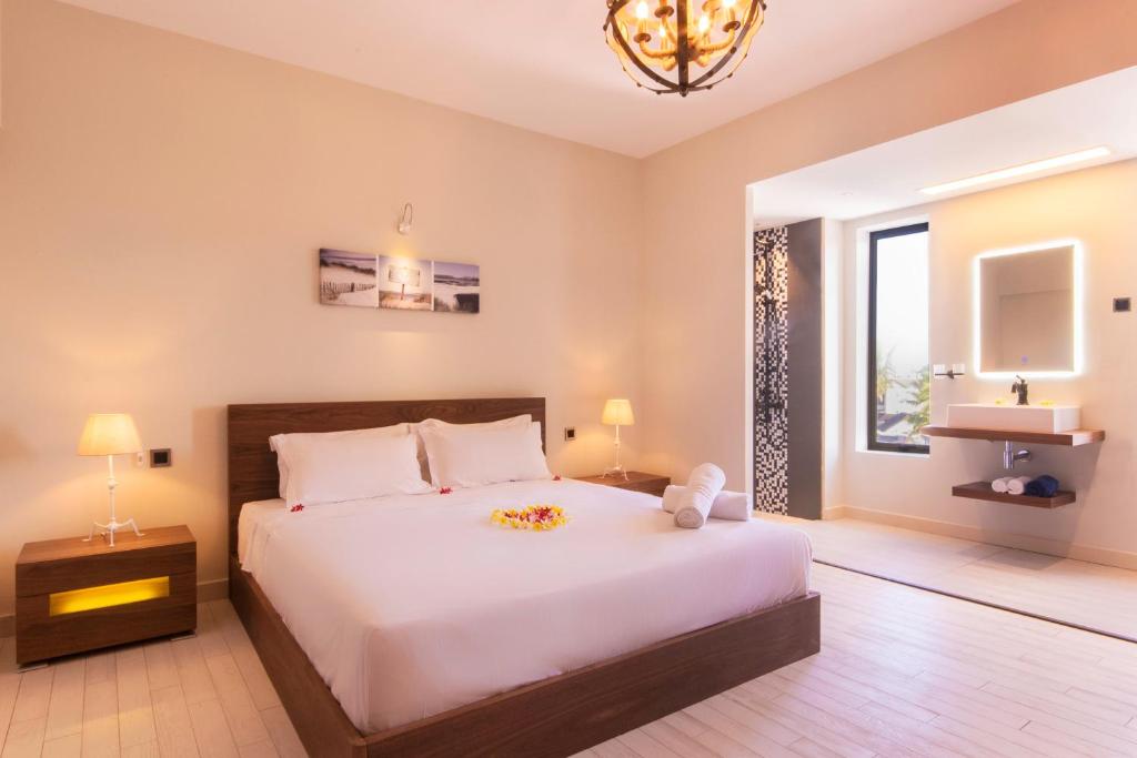格兰贝伊Azure Beach Boutique Hotel的卧室设有一张白色大床和一扇窗户。