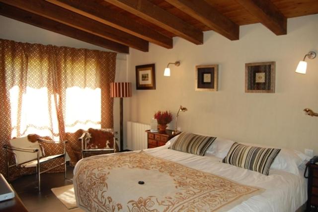 Villacorta莫利诺德拉费雷里亚酒店的一间卧室,卧室内配有一张大床