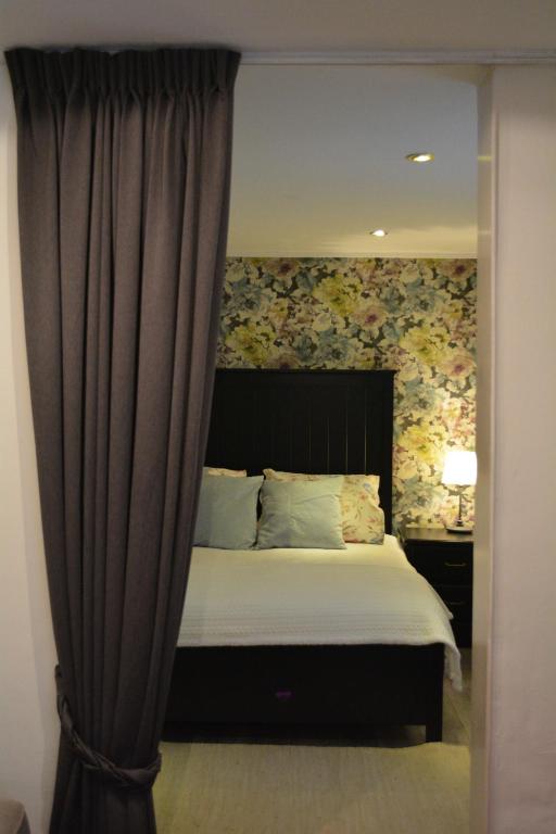 埃因霍温Suite 17的一间卧室配有一张带窗帘的大床