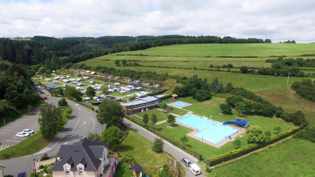 维尔茨考尔露营旅馆的享有带游泳池的度假村的空中景致
