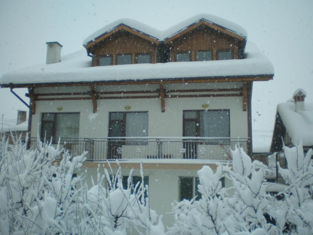 多布里尼什特Guest House Garbevi的前面的雪覆盖的房子