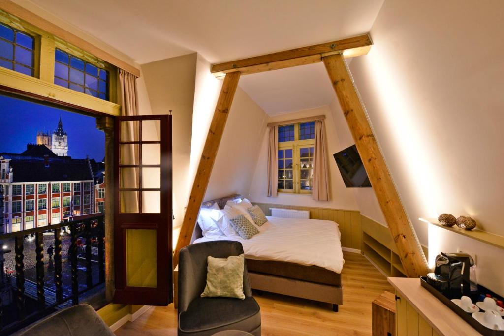 根特Rooms With A View的一间卧室设有一张床和一个大窗户