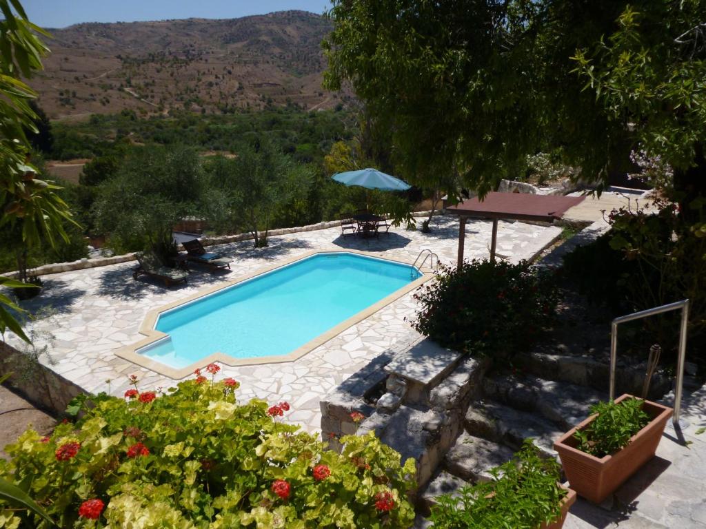 Episkopi PafouPiskopos Country House的花园内的游泳池,享有美景