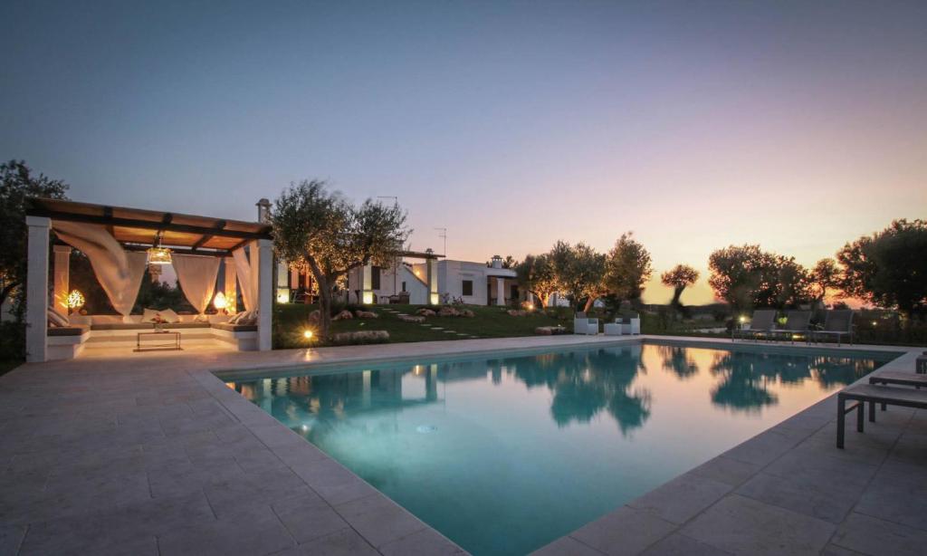 滨海波利尼亚诺Villa del Vento的一个带凉亭和房子的游泳池