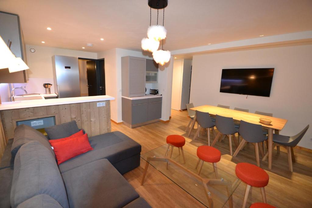 贝勒普拉涅Belle Plagne Premium的客厅配有沙发和桌子