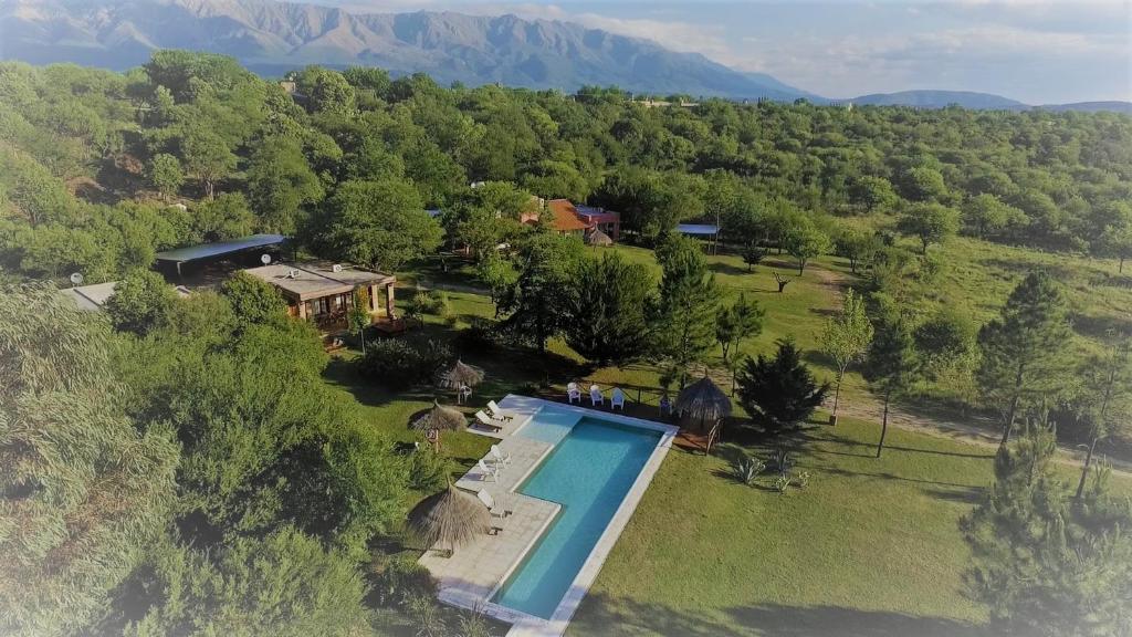 诺诺Cortaderas Suites & Tenis的享有带游泳池的房屋的空中景致