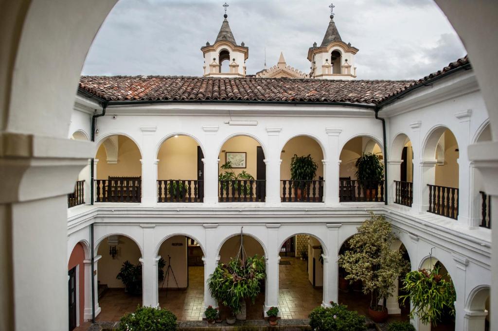 波帕扬Hotel La Plazuela的享有建筑庭院的拱门景色