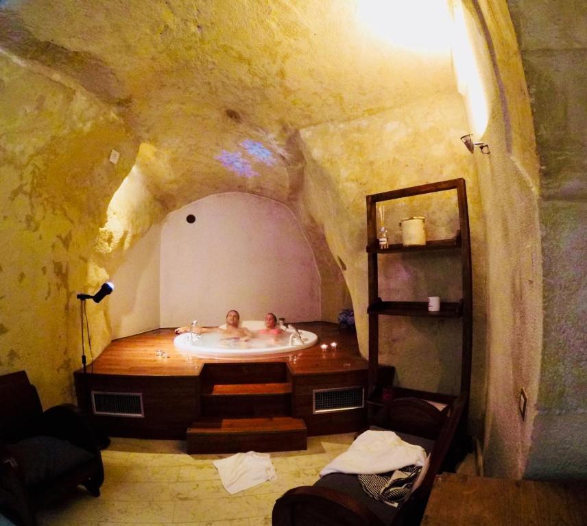 马泰拉洛库斯阿美努斯旅馆的在一个有拱门的房间,男人在浴缸里