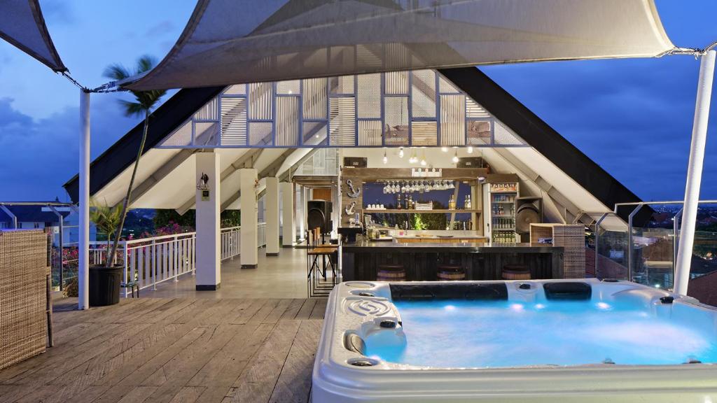 塞米亚克巴厘岛塞米亚克道恩酒店的房屋甲板上的热水浴池