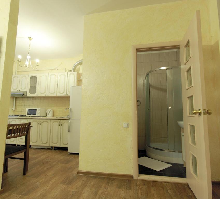 尼古拉耶夫Studio on Sobornaya的厨房配有白色橱柜和玻璃门