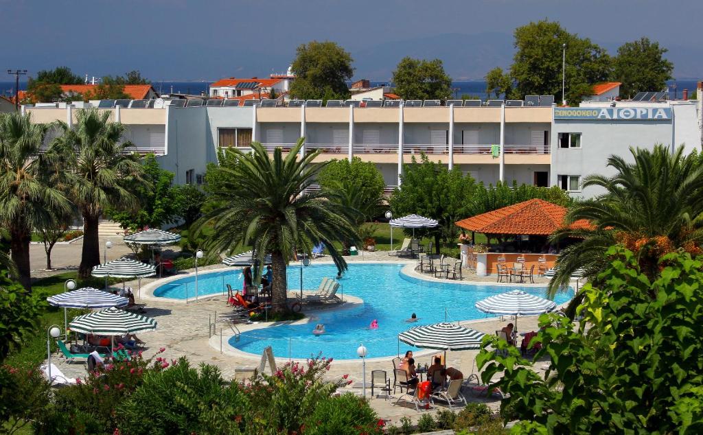 萨索斯Hotel Aethria的度假村内带遮阳伞的大型游泳池