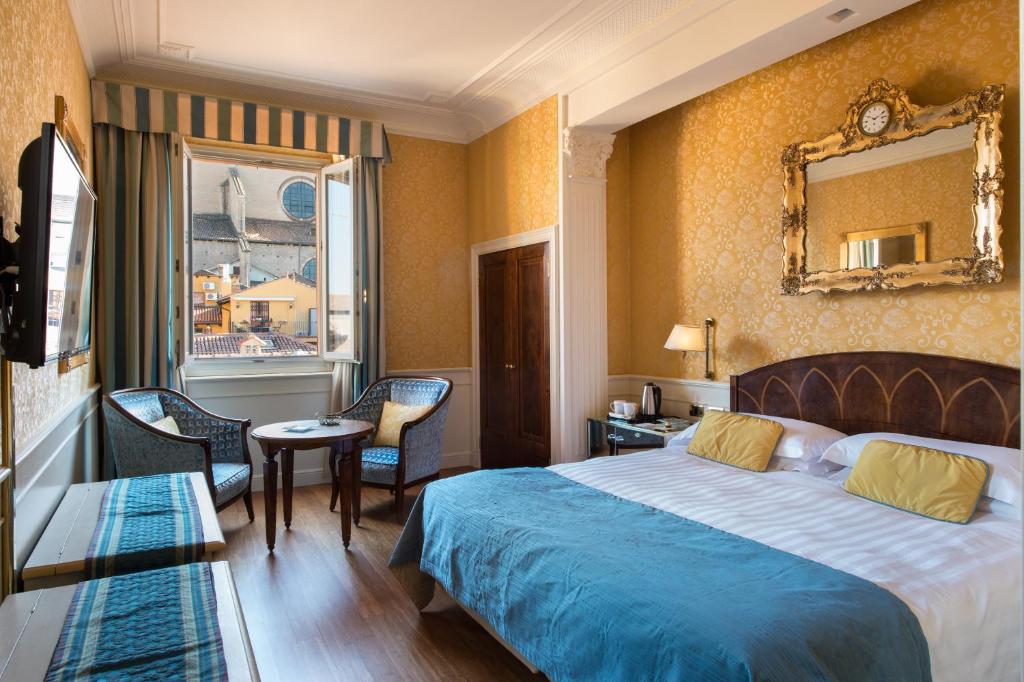 博洛尼亚欧若罗吉奥艺术酒店的酒店客房,配有床和镜子