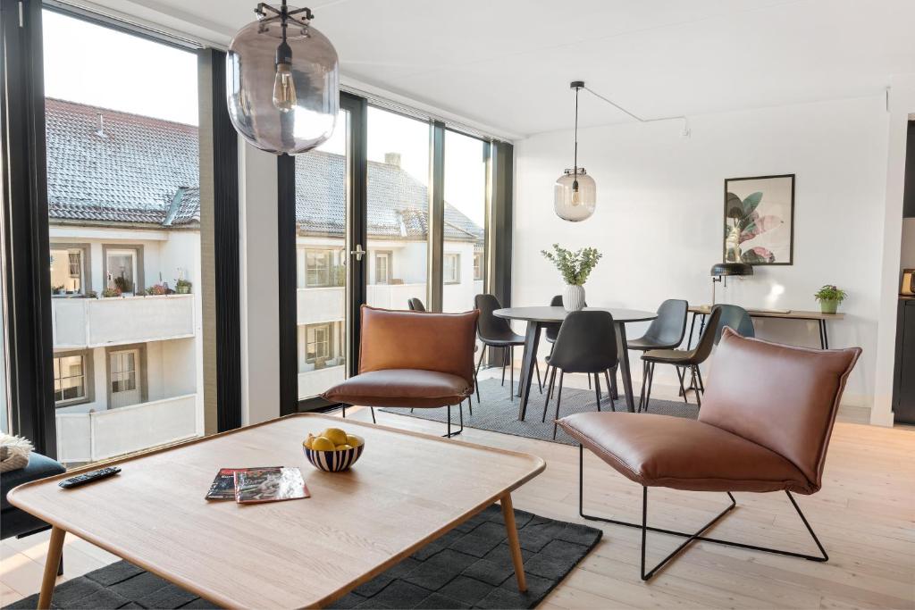 奥斯陆Frogner House - Grünerløkka的客厅配有桌椅