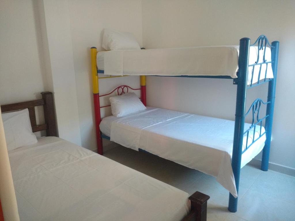 塔甘加塔甘加公寓的带2张床的客房中的2张双层床