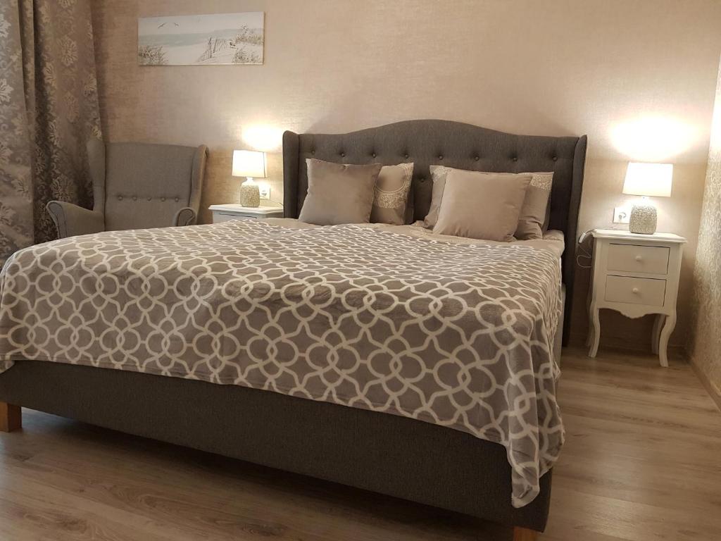 里加2 Bedroom Lux Apartments的一间卧室设有一张大床和两个床头柜