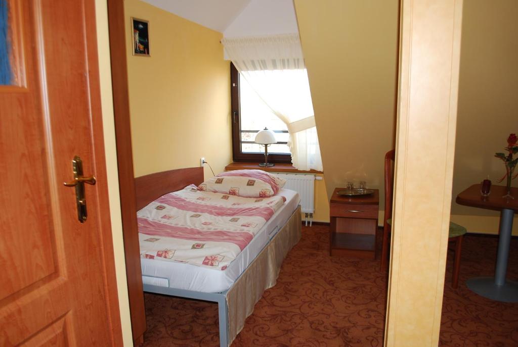 斯拉百斯安卡酒店 的一间小卧室,配有床和窗户