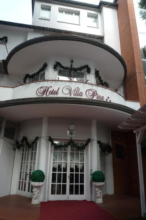 米兰马瑞提那Hotel Villa Pina的一座建筑物,上面有读最后别墅公司的标志