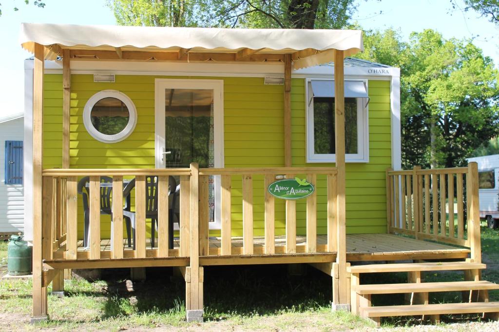 La Ville-aux-Dames阿加西亚斯露营地的绿色的小房子,设有门廊和凉亭