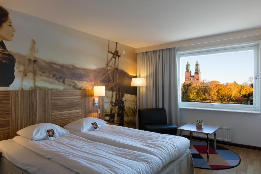 埃斯基尔斯蒂纳埃斯基尔斯蒂纳康福特茵酒店的酒店客房设有一张床和一个大窗户