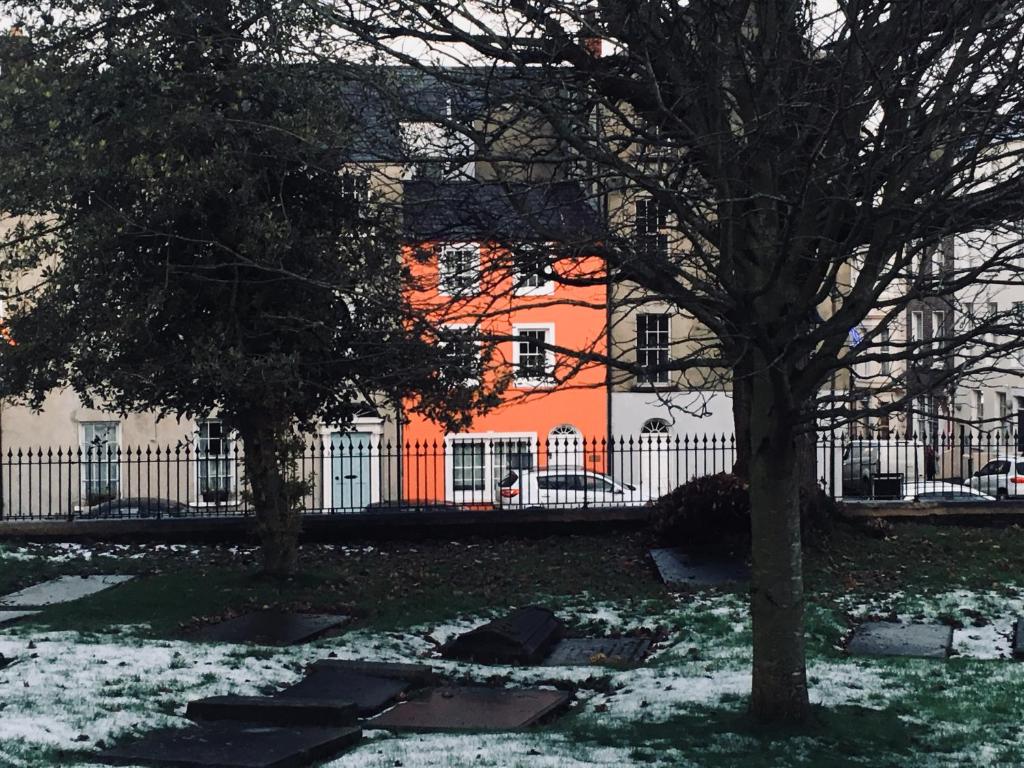 伦敦德里Erin Cottage的围栏前的橙色房子