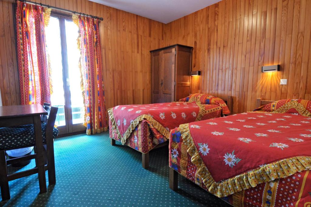 阿邦当斯乐蒙特若拉酒店的酒店客房配有两张床和一张书桌