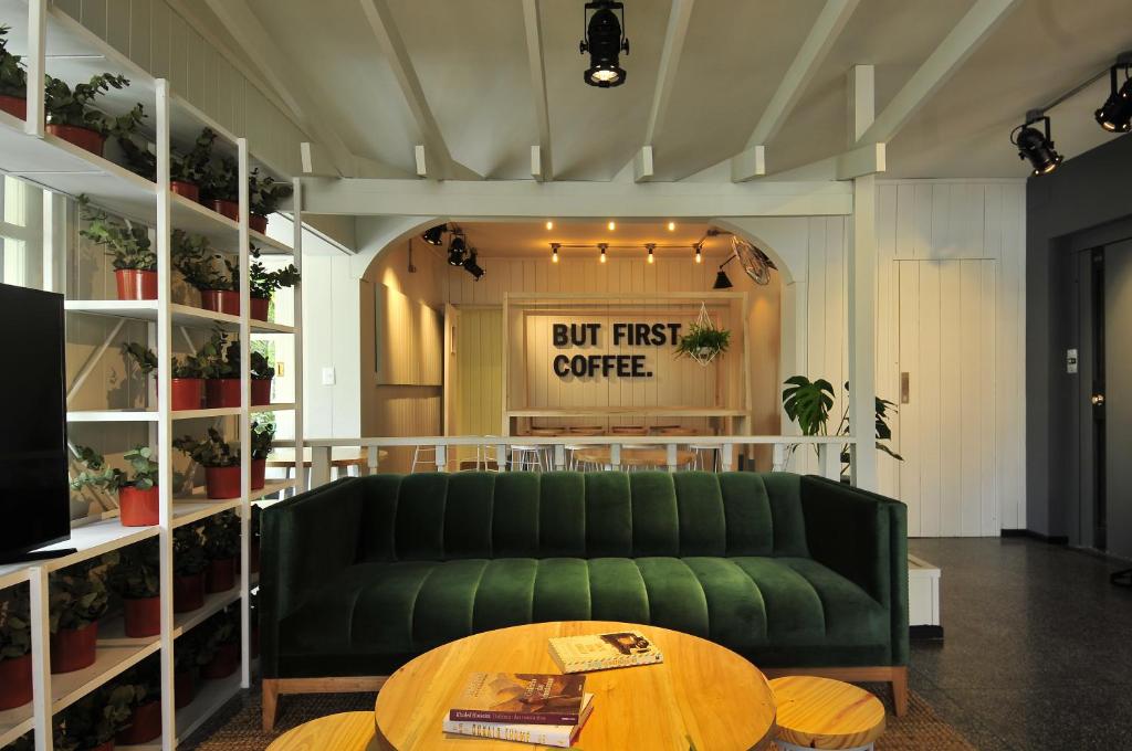 埃斯特角城Hotel Dollar的一张绿色沙发,位于一个咖啡桌的房间