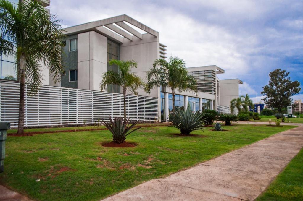 巴西利亚Kit Net - Vila Verde Sudoeste的一座棕榈树建筑