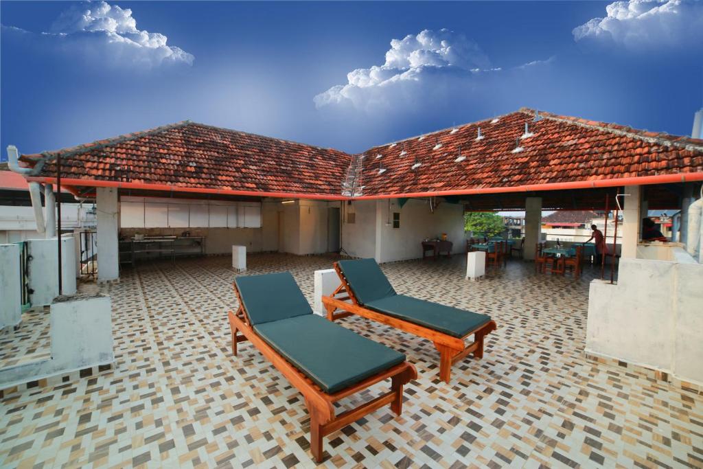 科钦La Lune Fort Kochi的一个带2把躺椅和屋顶的庭院