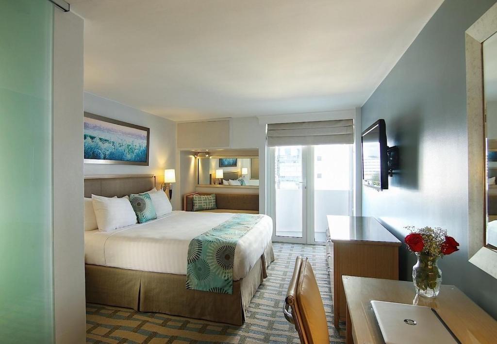 巴拿马城行政酒店的配有一张床和一张书桌的酒店客房