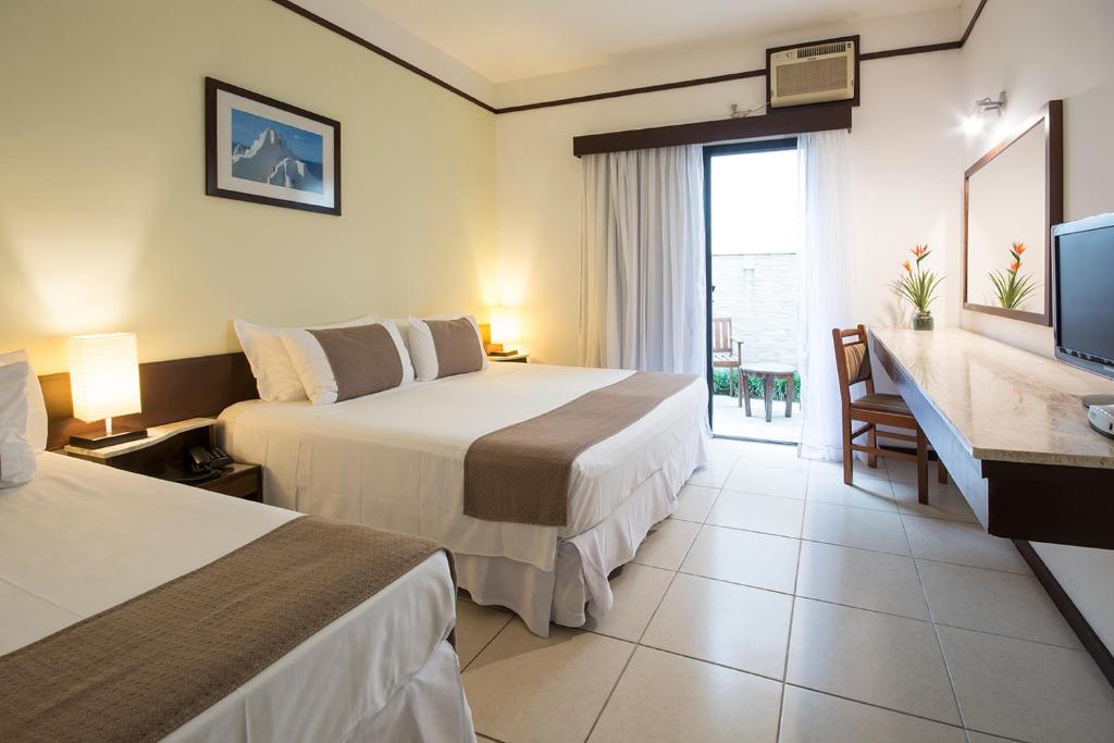 瓜鲁雅哈斯格若慈安酒店的酒店客房设有两张床和电视。