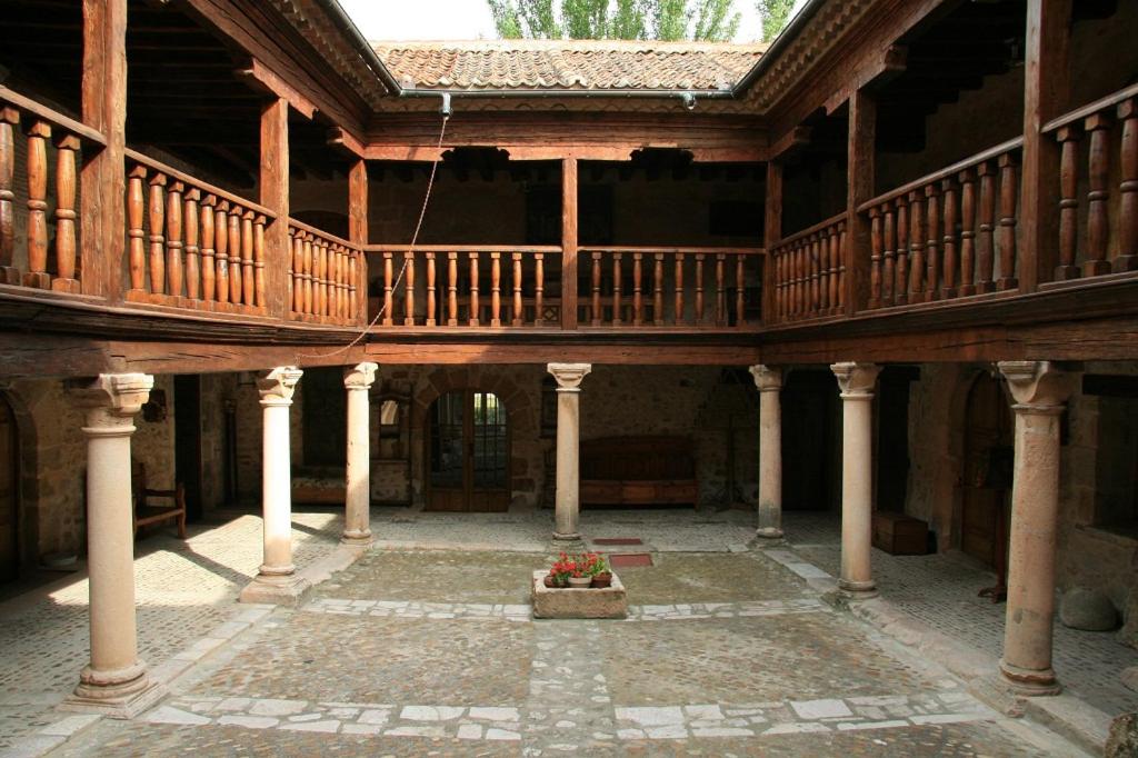 塞普尔韦达圣文澜旅馆的享有大型木制建筑的内部景色,设有阳台