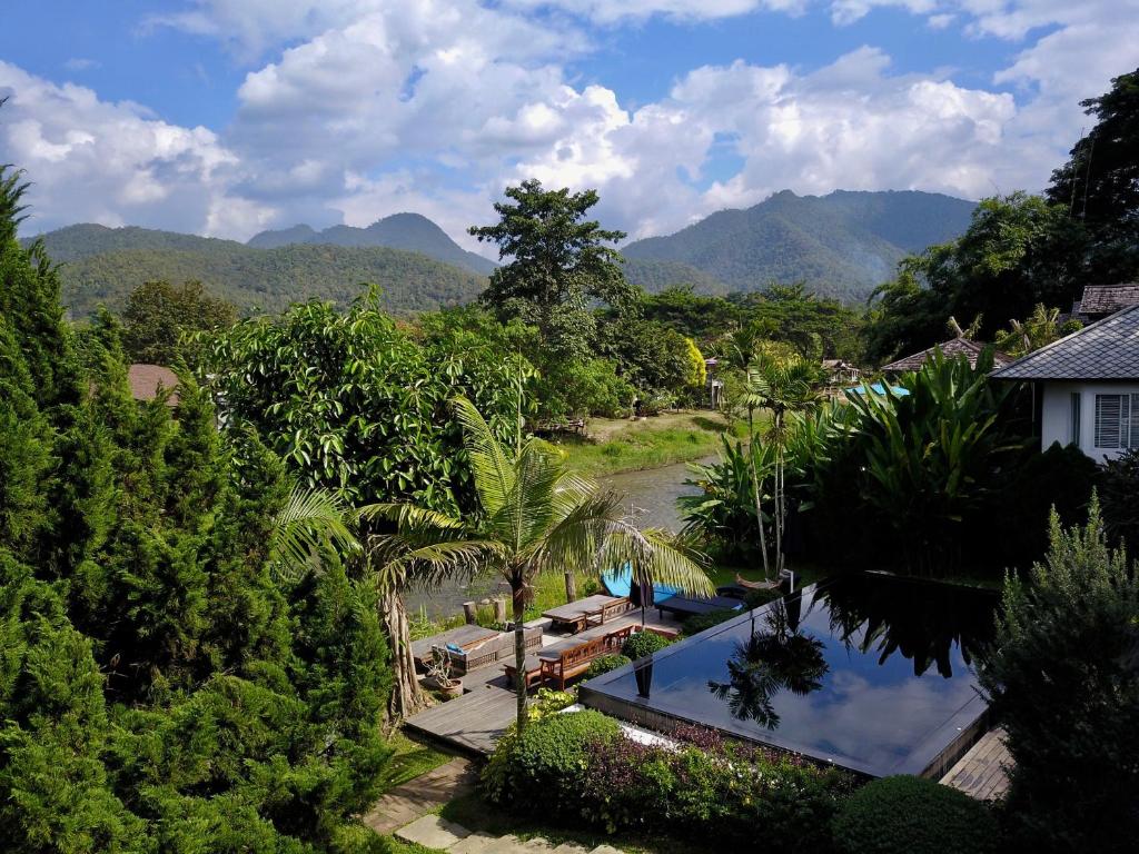 拜县RimPai Cottage的享有度假胜地的空中景致,以山脉为背景